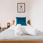 Modern House, Sleeps 5, Canal & Parking *