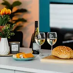 度假居 Modern House, Sleeps 5, Canal & Parking 斯基普顿