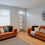 度假居 Modern House, Sleeps 5, Canal & Parking 斯基普顿