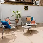 Modern House, Sleeps 5, Canal & Parking 度假居
