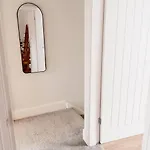 Modern House, Sleeps 5, Canal & Parking 度假居