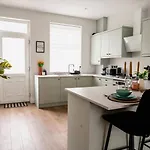 Modern House, Sleeps 5, Canal & Parking