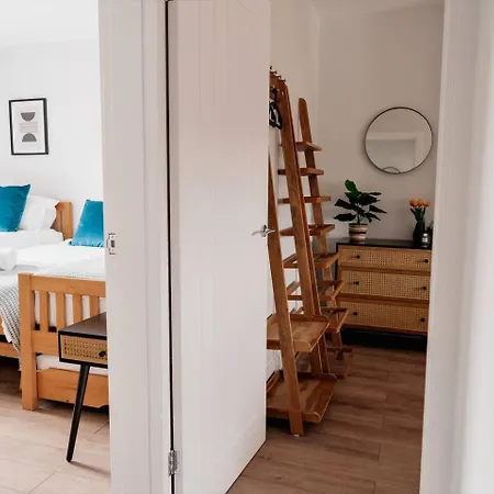 Feriehus Modern House, Sleeps 5, Canal & Parking