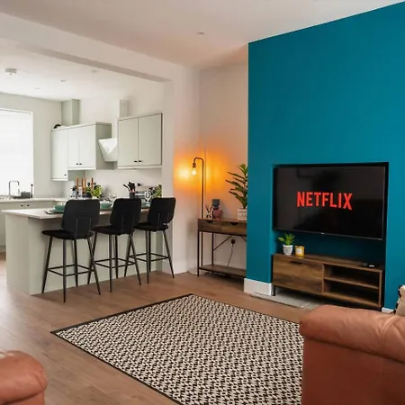 Sawley Above Rubies Canal, Cafes, Bars!