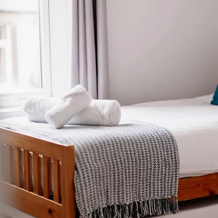 Modern House, Sleeps 5, Canal & Parking Feriehus *