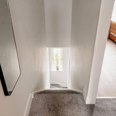 Feriehus Modern House, Sleeps 5, Canal & Parking Skipton