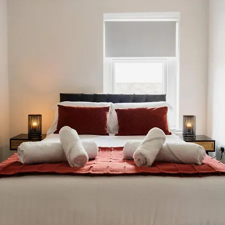 Modern House, Sleeps 5, Canal & Parking Skipton