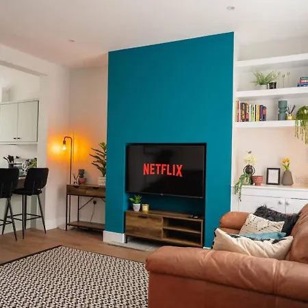 Modern House, Sleeps 5, Canal & Parking Feriehus *