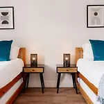 Modern House, Sleeps 5, Canal & Parking