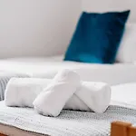 Modern House, Sleeps 5, Canal & Parking Holiday home
