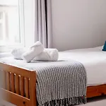 Modern House, Sleeps 5, Canal & Parking Holiday home *