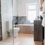 Modern House, Sleeps 5, Canal & Parking * Skipton