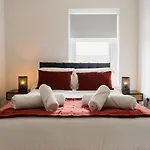 Modern House, Sleeps 5, Canal & Parking Skipton