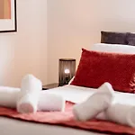 Modern House, Sleeps 5, Canal & Parking Holiday home