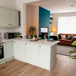 Modern House, Sleeps 5, Canal & Parking *