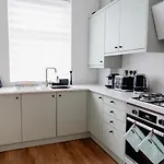 Modern House, Sleeps 5, Canal & Parking