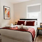 Holiday home Modern House, Sleeps 5, Canal & Parking *