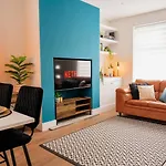 Modern House, Sleeps 5, Canal & Parking Holiday home