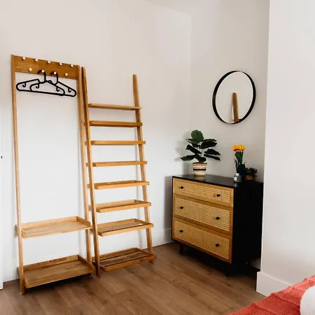 Modern House, Sleeps 5, Canal & Parking * Skipton