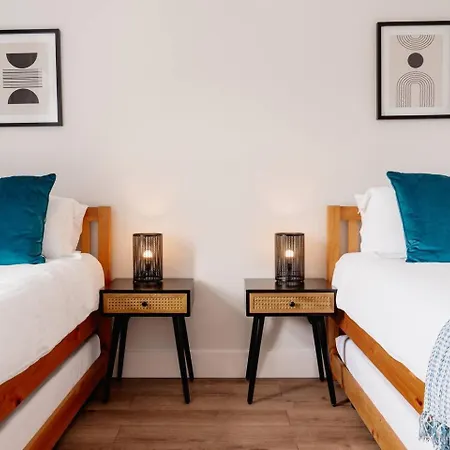 Modern House, Sleeps 5, Canal & Parking