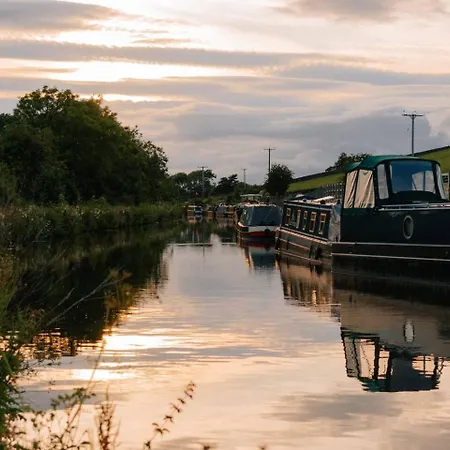 Modern House, Sleeps 5, Canal & Parking * Skipton