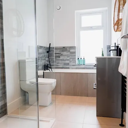Modern House, Sleeps 5, Canal & Parking * Skipton