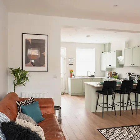 Modern House, Sleeps 5, Canal & Parking Vakantiehuis