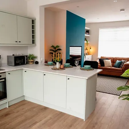 Modern House, Sleeps 5, Canal & Parking *