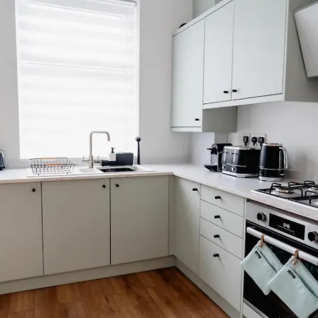 Modern House, Sleeps 5, Canal & Parking
