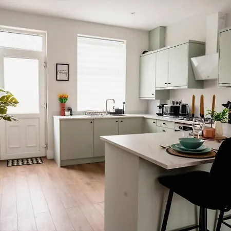 Modern House, Sleeps 5, Canal & Parking
