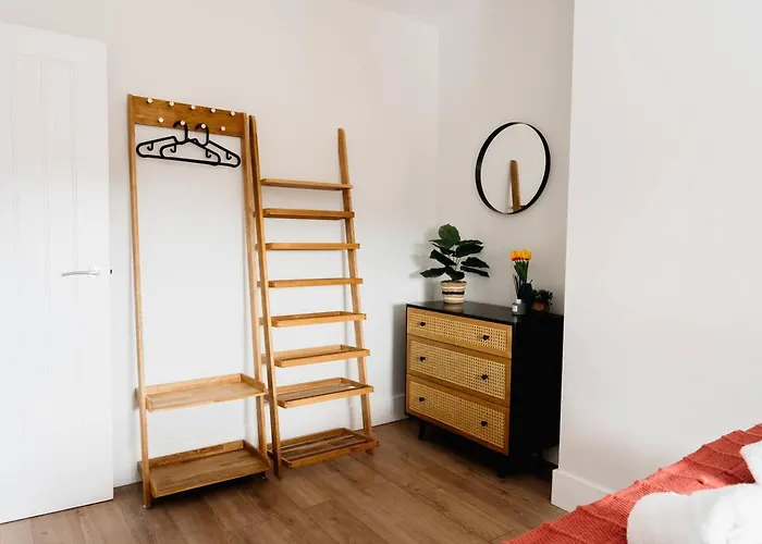 Modern House, Sleeps 5, Canal & Parking * Skipton