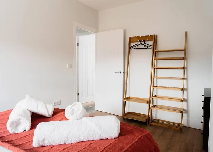 Modern House, Sleeps 5, Canal & Parking Vakantiehuis