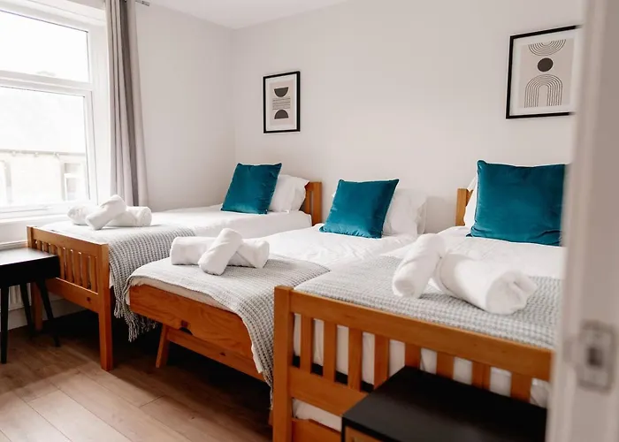 Modern House, Sleeps 5, Canal & Parking Skipton