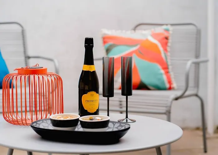 Modern House, Sleeps 5, Canal & Parking * Skipton