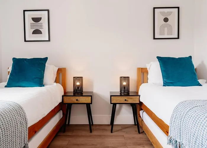 Modern House, Sleeps 5, Canal & Parking