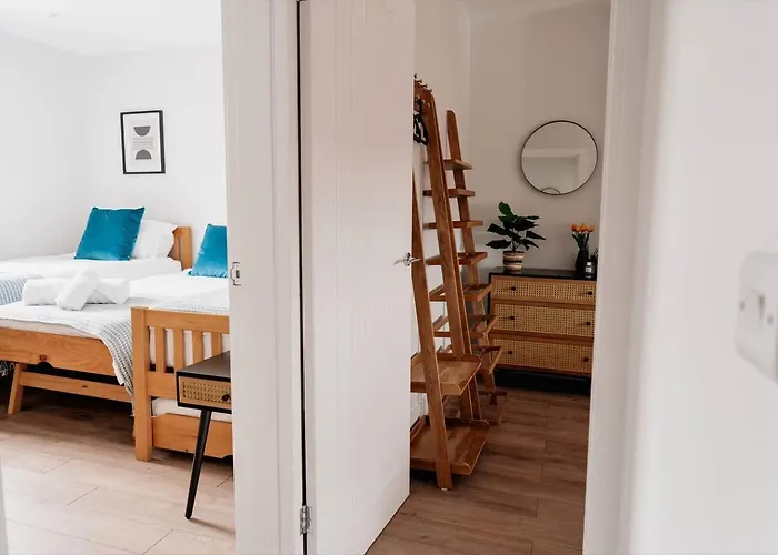 Vakantiehuis Modern House, Sleeps 5, Canal & Parking