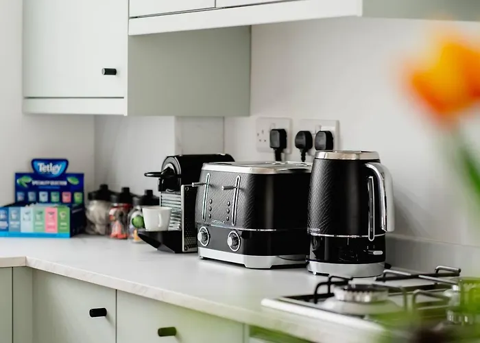 Modern House, Sleeps 5, Canal & Parking *