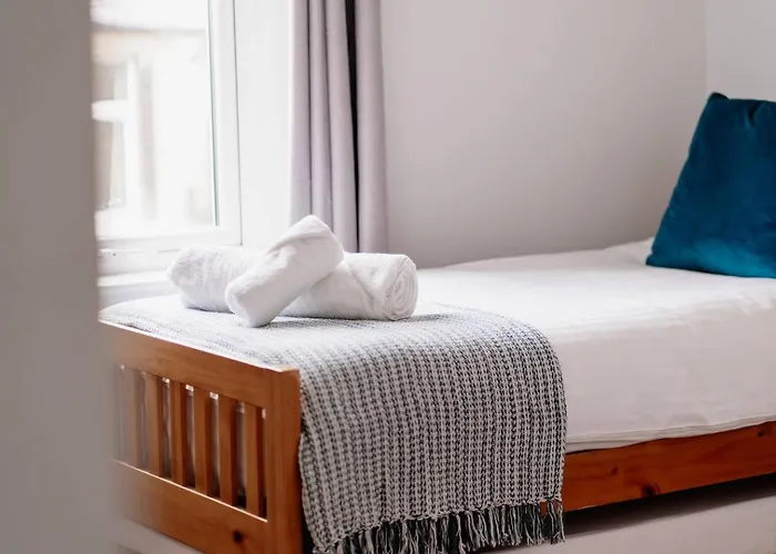 Modern House, Sleeps 5, Canal & Parking Vakantiehuis *