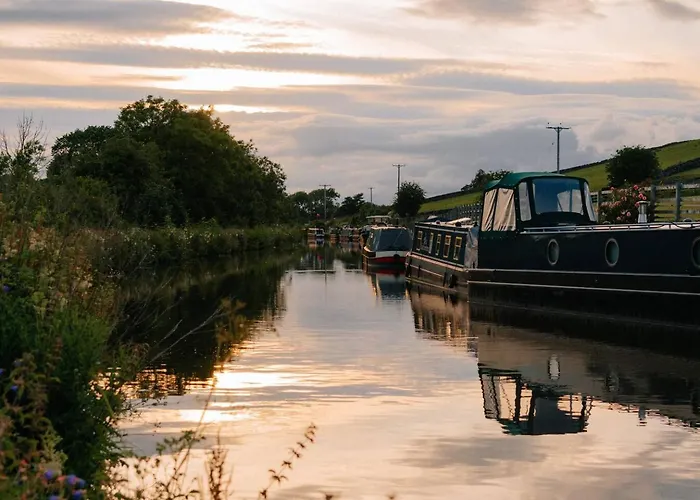 Modern House, Sleeps 5, Canal & Parking * Skipton