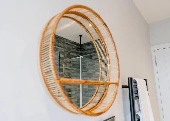 Vakantiehuis Modern House, Sleeps 5, Canal & Parking *