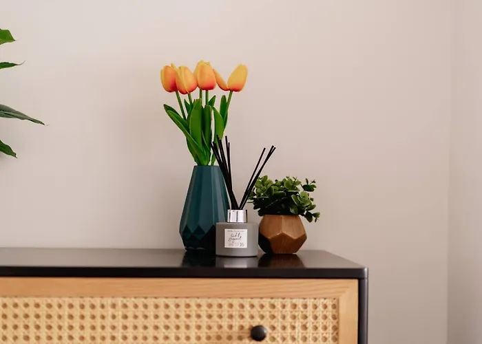 Modern House, Sleeps 5, Canal & Parking *