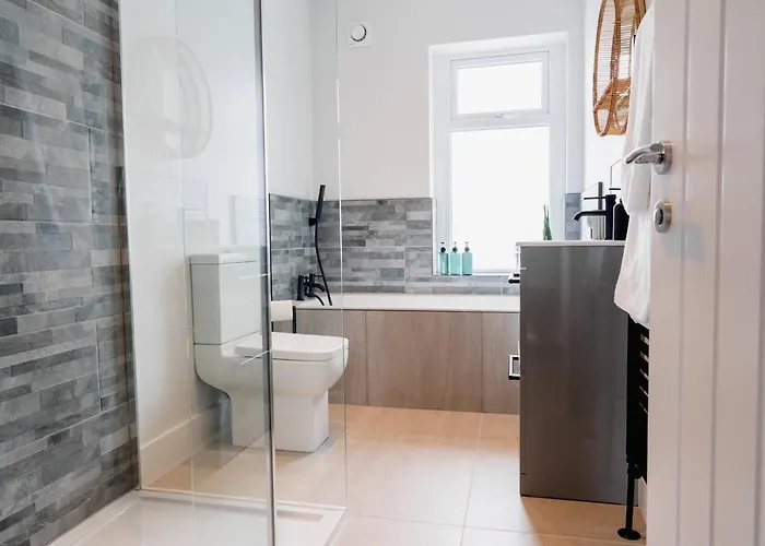 Modern House, Sleeps 5, Canal & Parking * Skipton