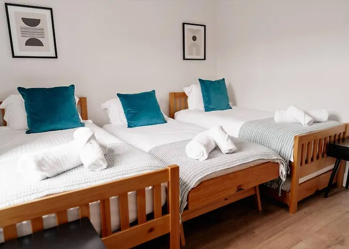 Modern House, Sleeps 5, Canal & Parking Vakantiehuis *