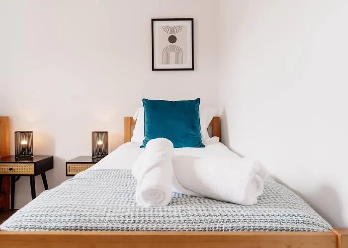 Modern House, Sleeps 5, Canal & Parking *