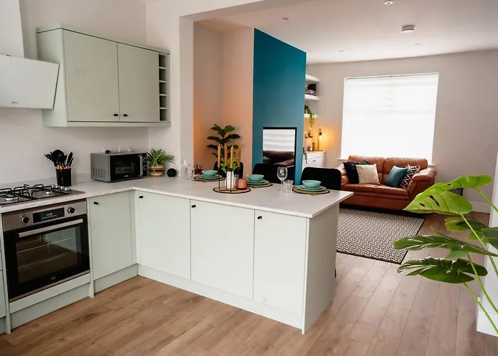 Modern House, Sleeps 5, Canal & Parking *