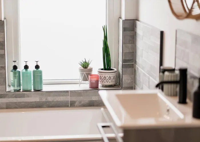 Modern House, Sleeps 5, Canal & Parking * Skipton