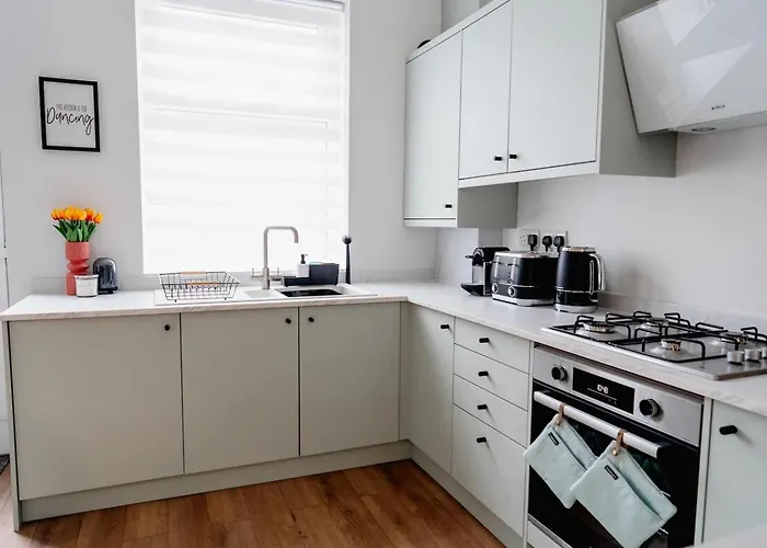 Modern House, Sleeps 5, Canal & Parking