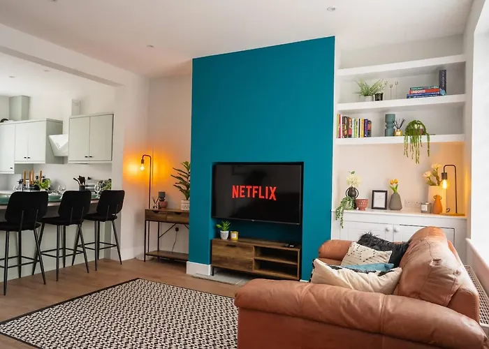 Modern House, Sleeps 5, Canal & Parking Vakantiehuis *