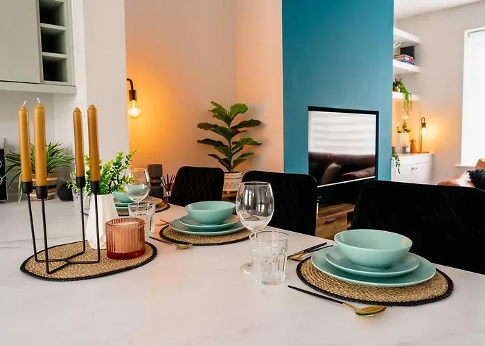 Vakantiehuis Modern House, Sleeps 5, Canal & Parking *