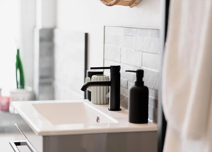 Modern House, Sleeps 5, Canal & Parking Skipton